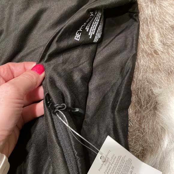 Beyond Yoga Infinity Scarf with pocket NWT $50 - Picture 3 of 11